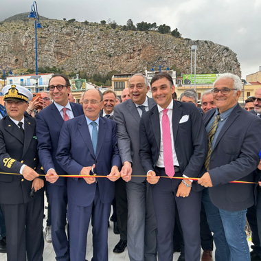 Mondello, Regione e Comune inaugurano il pontile riqualificato: accesa la nuova illuminazione