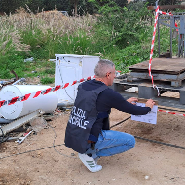  Polizia Municipale. Nopa sequestra terreno in via Nicoletti, nascondeva un centro di raccolta rifiuti abusivo