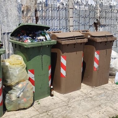 Doppio ritiro organico a Piazza Mondello. Operai RAP anziché ritirare l’organico si ritrovano con montagne di indifferenziato. Todaro: “Non rispettato il calendario concordato con le attività commerciali”