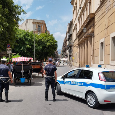 Polizia Municipale. Sequestrate 3 carrozze abusive per il trasporto turistico nel Centro storico