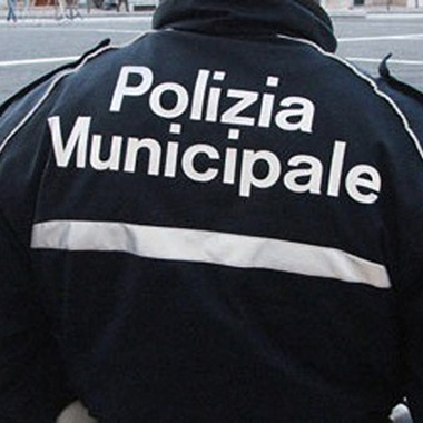 Si stava spogliando davanti a tre ragazzine. Polizia Municipale ferma un uomo in via Trieste: è un 79enne con precedenti